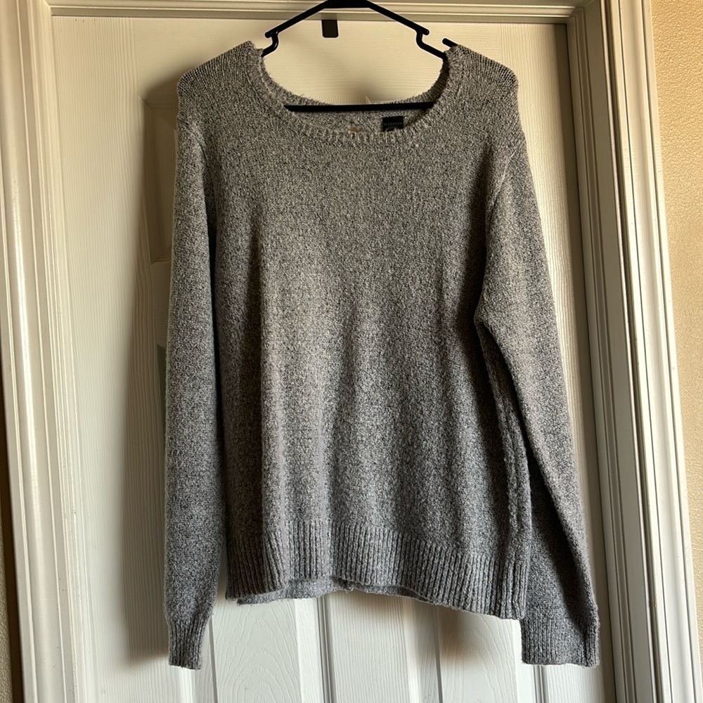 Gray long sleeve sweater, back cutouts with bows